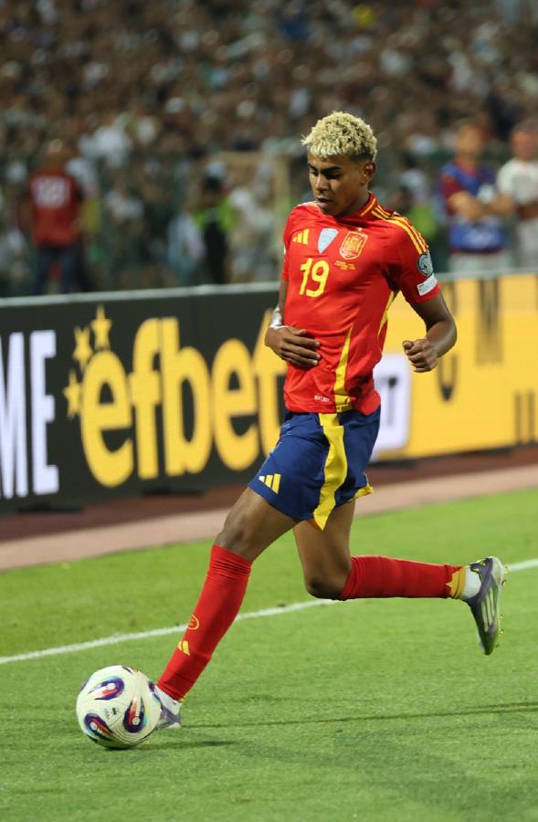 亚马尔穿上世界杯新战袍:19岁的脸,扛起西班牙的梦?